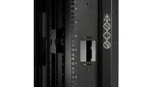 Серверный шкаф APC NetShelter SX 42U, 19" TAA-совместимый, черный, 750x1200 мм — надежное решение для ЦОД и конвергентной инфраструктуры.