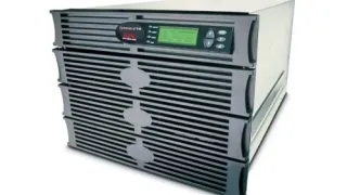 Источник бесперебойного питания (ИБП) APC Symmetra 4kVA, масштабируемый до 6kVA, стоечный 8U, с двойным преобразованием и сетевым управлением SNMP для критически важных IT-систем.