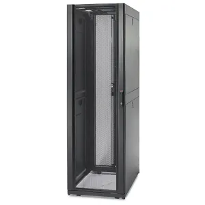 Стоечный шкаф APC NetShelter SX 40U Enclosed Standalone с перфорированной дверью для эффективного охлаждения ЦОД